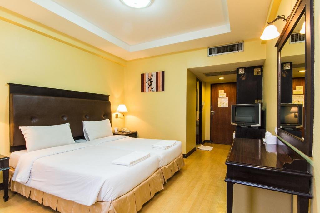 Roma Hotel Stay Guide: Rooms, Facilities and Nearby Areas