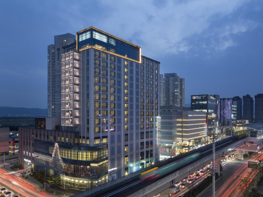 Isquare Hotel Stay Guide: Rooms, Facilities and Nearby Areas