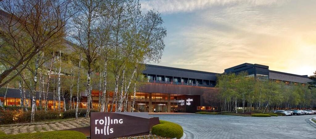 Rolling Hills Hotel: A Perfect Retreat for Couples, Families, and Solo Travelers