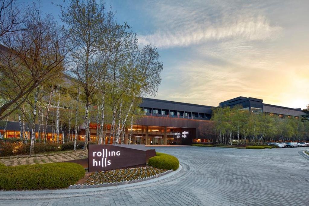 Rolling Hills Hotel: A Perfect Retreat for Couples, Families, and Solo Travelers